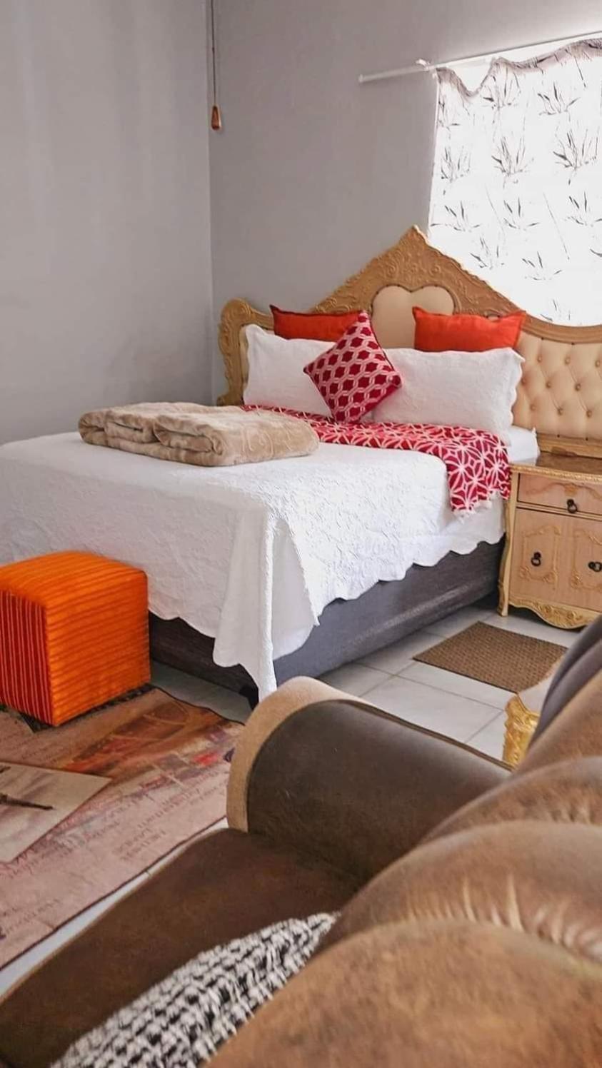 Goodlife Guest House In Mafikeng Extérieur photo
