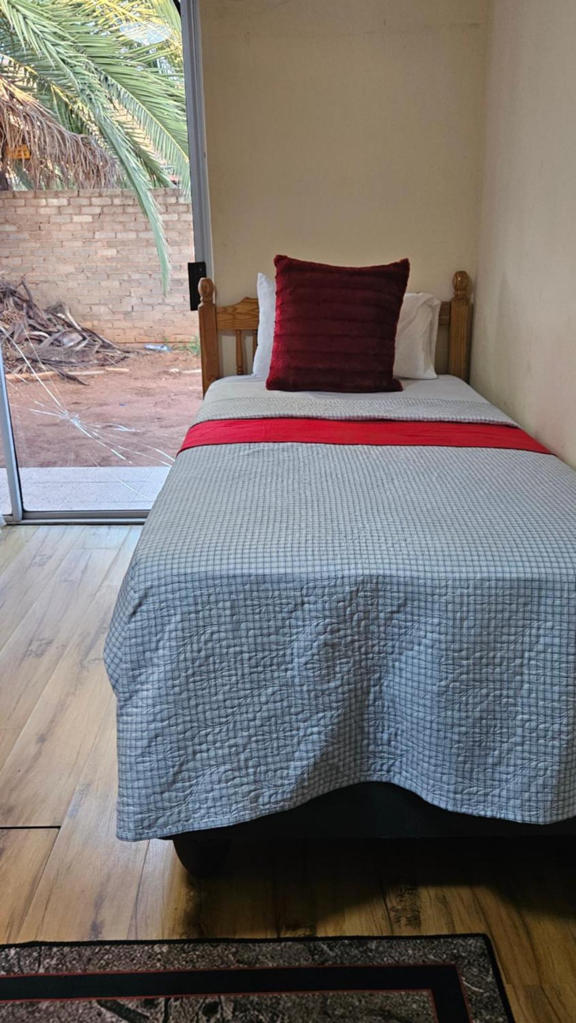 Goodlife Guest House In Mafikeng Extérieur photo